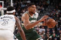 开云体育下载-快船逆转雄鹿，莫里斯爆发神勇