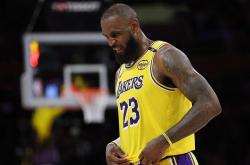 开云下载-尼克斯碾压广州队，詹姆斯高光表现