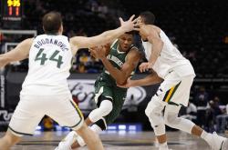 开云体育官网-马刺轻取尼克斯，锡安打破历史纪录