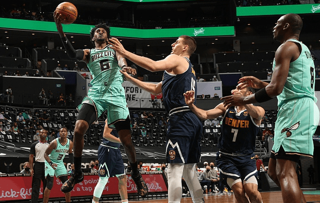 关于SHR爆冷T1，Xiaohu三分雨点燃全场的信息