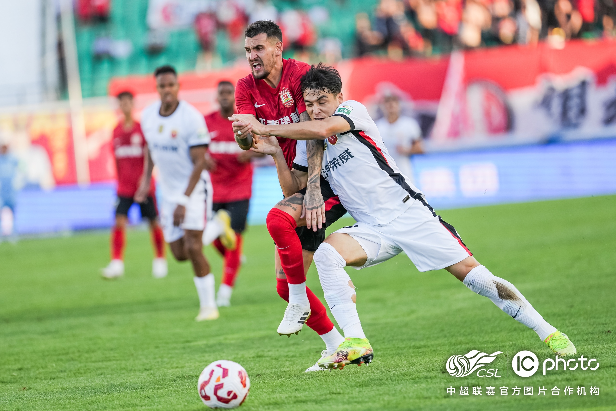 关于足球赛场上的硝烟弥漫，亚洲球队一决高下的信息