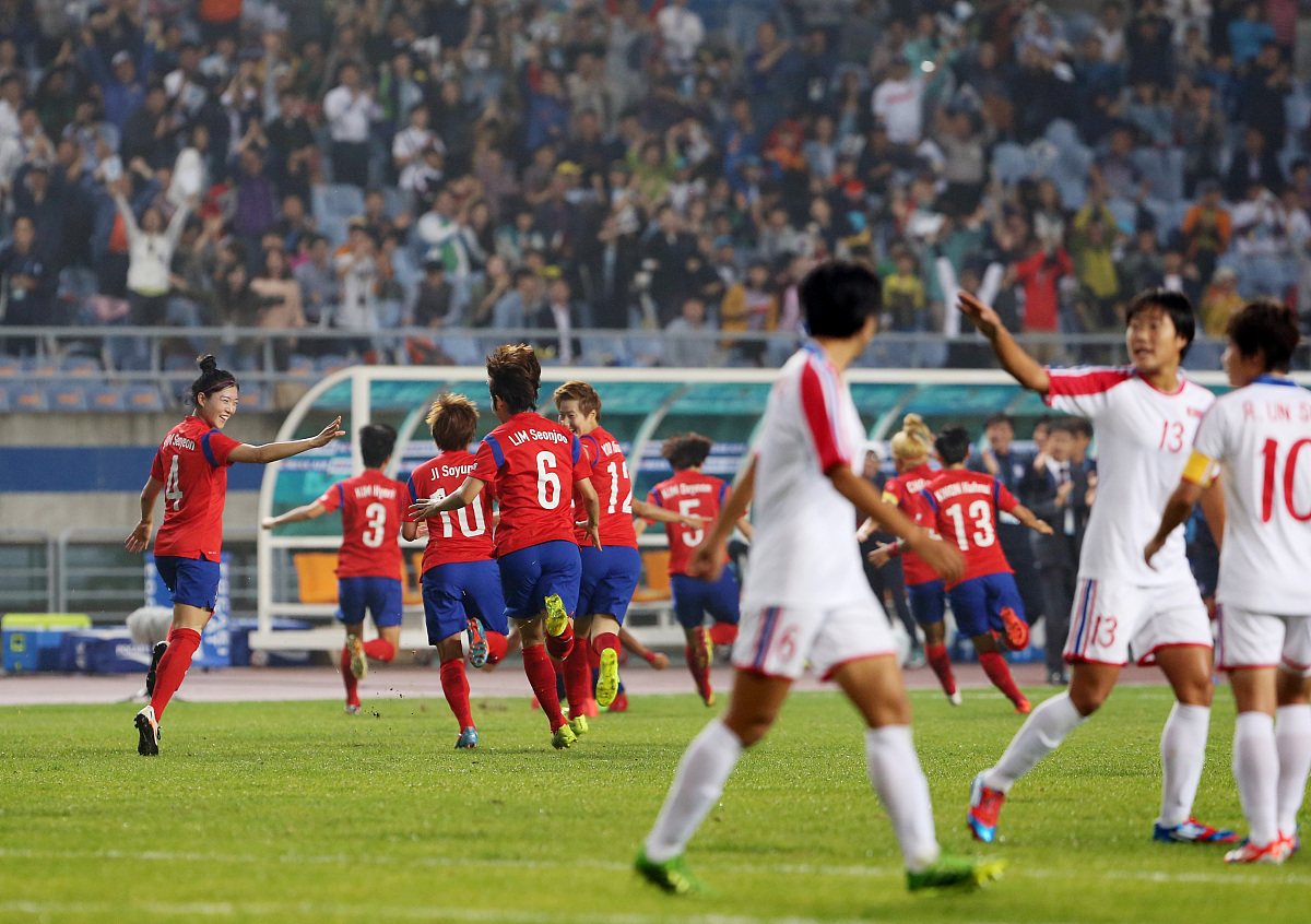 包含足球赛事：强队夺得胜利晋级下一轮的词条