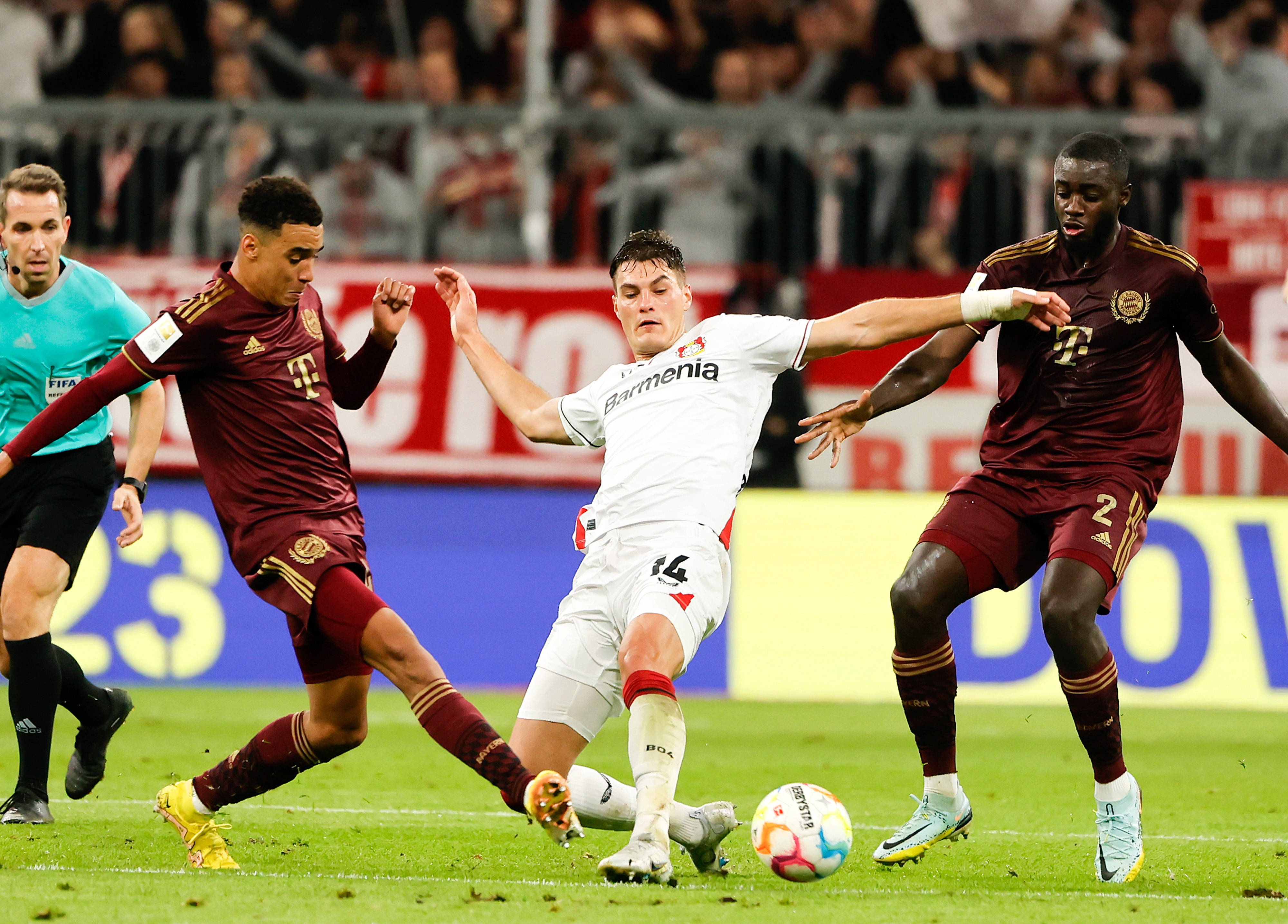 强强对话，球队凭借高效进攻晋级足球赛四强的简单介绍