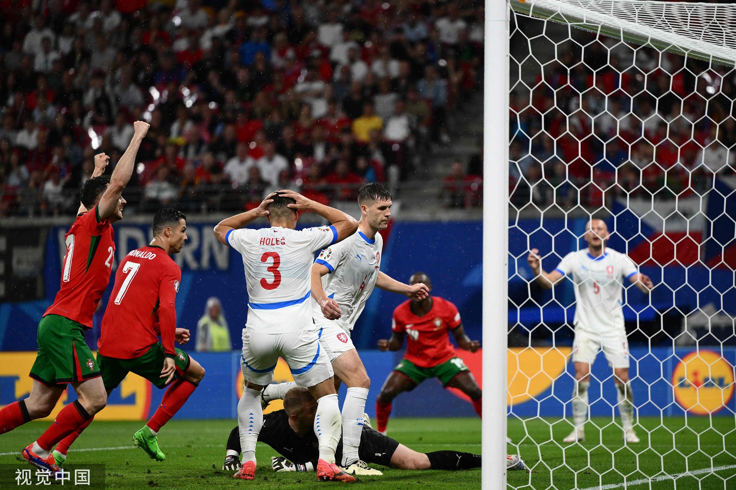 包含欧洲杯赛事激战正酣，球员努力拼搏的词条