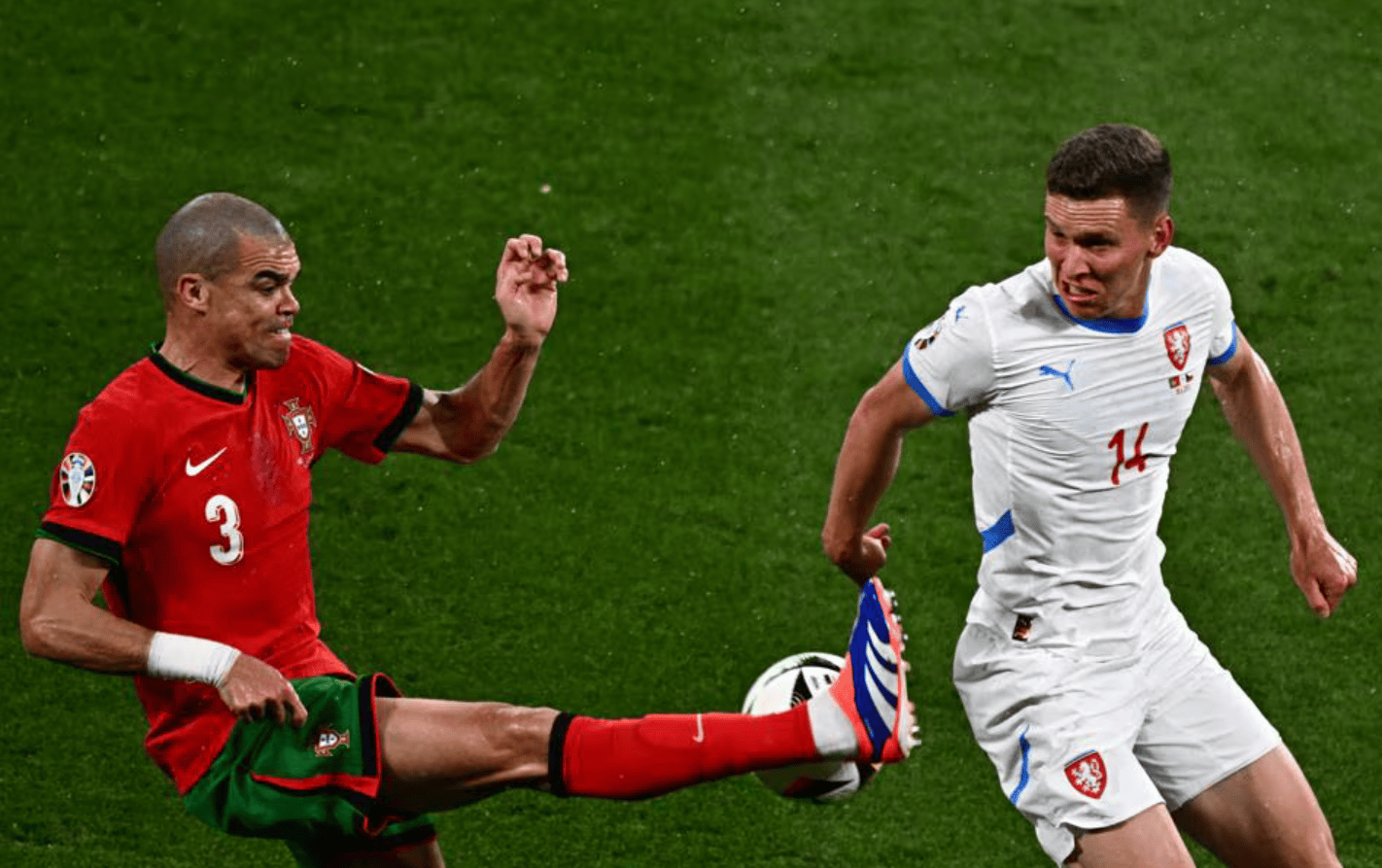 包含欧洲杯赛事激战正酣，球员努力拼搏的词条