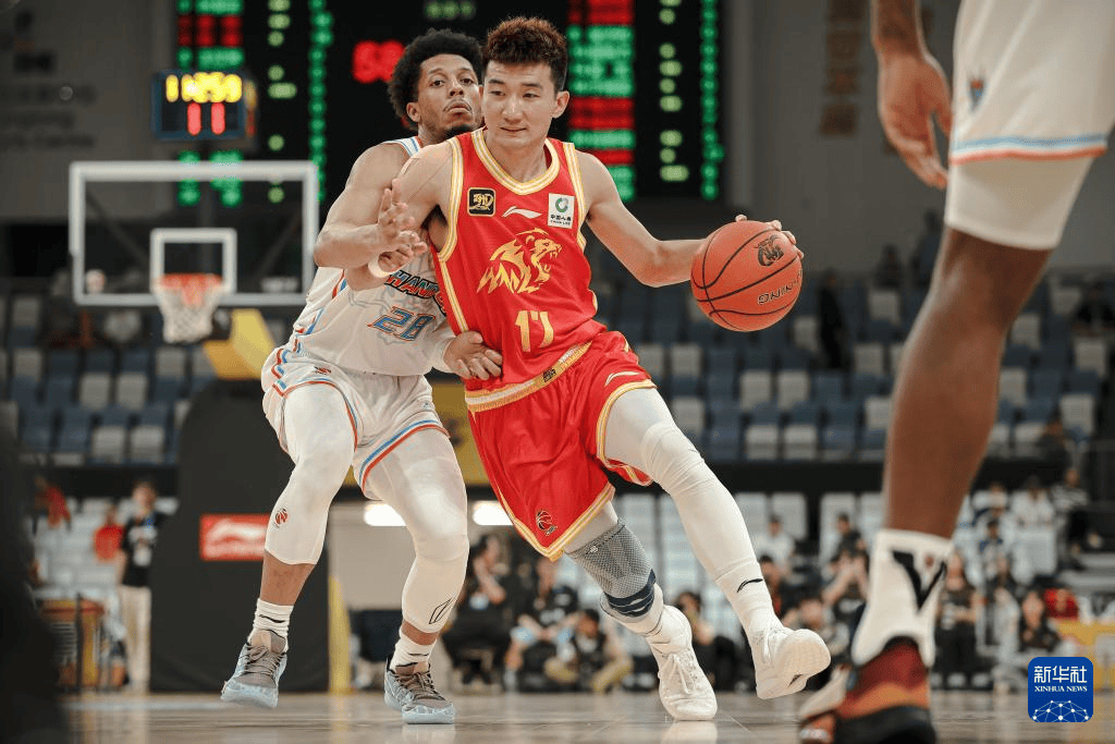 浙江男篮在比赛中大放异彩，引人瞩目
