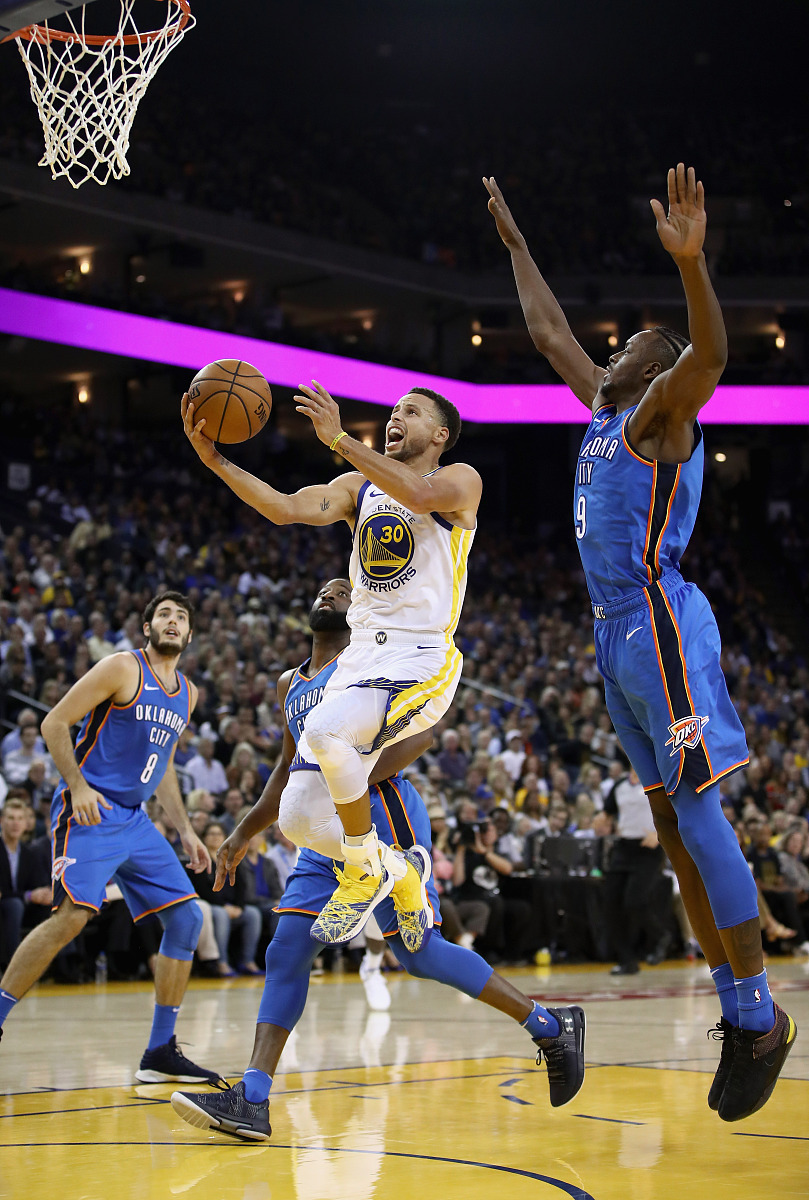 雄鹿碾压掘金，库里带队取胜的简单介绍