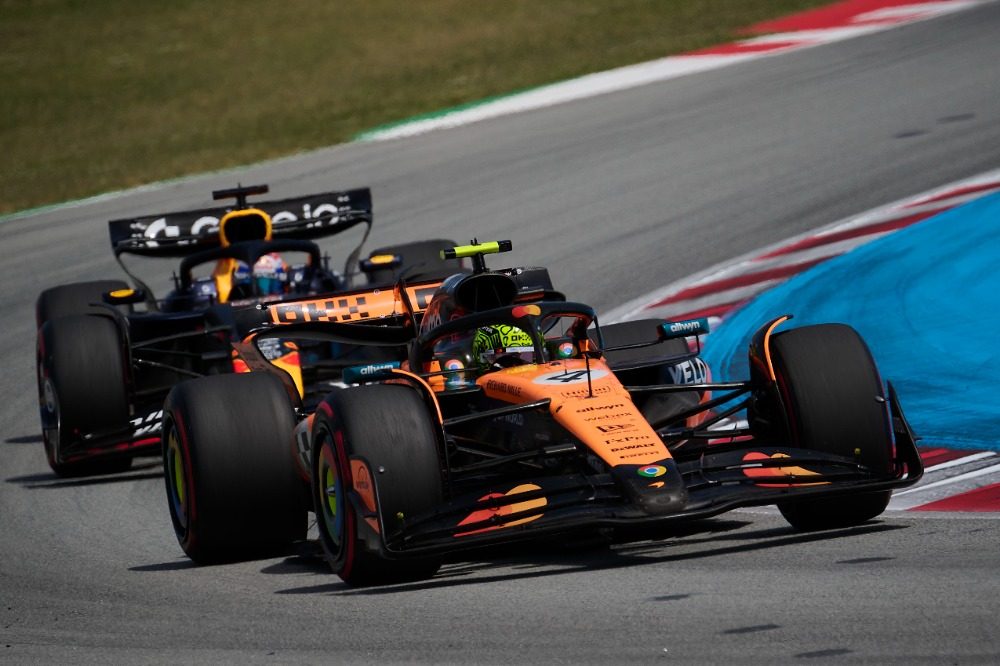 包含迈凯伦横扫索伯车队，拉塞尔关键制胜的词条