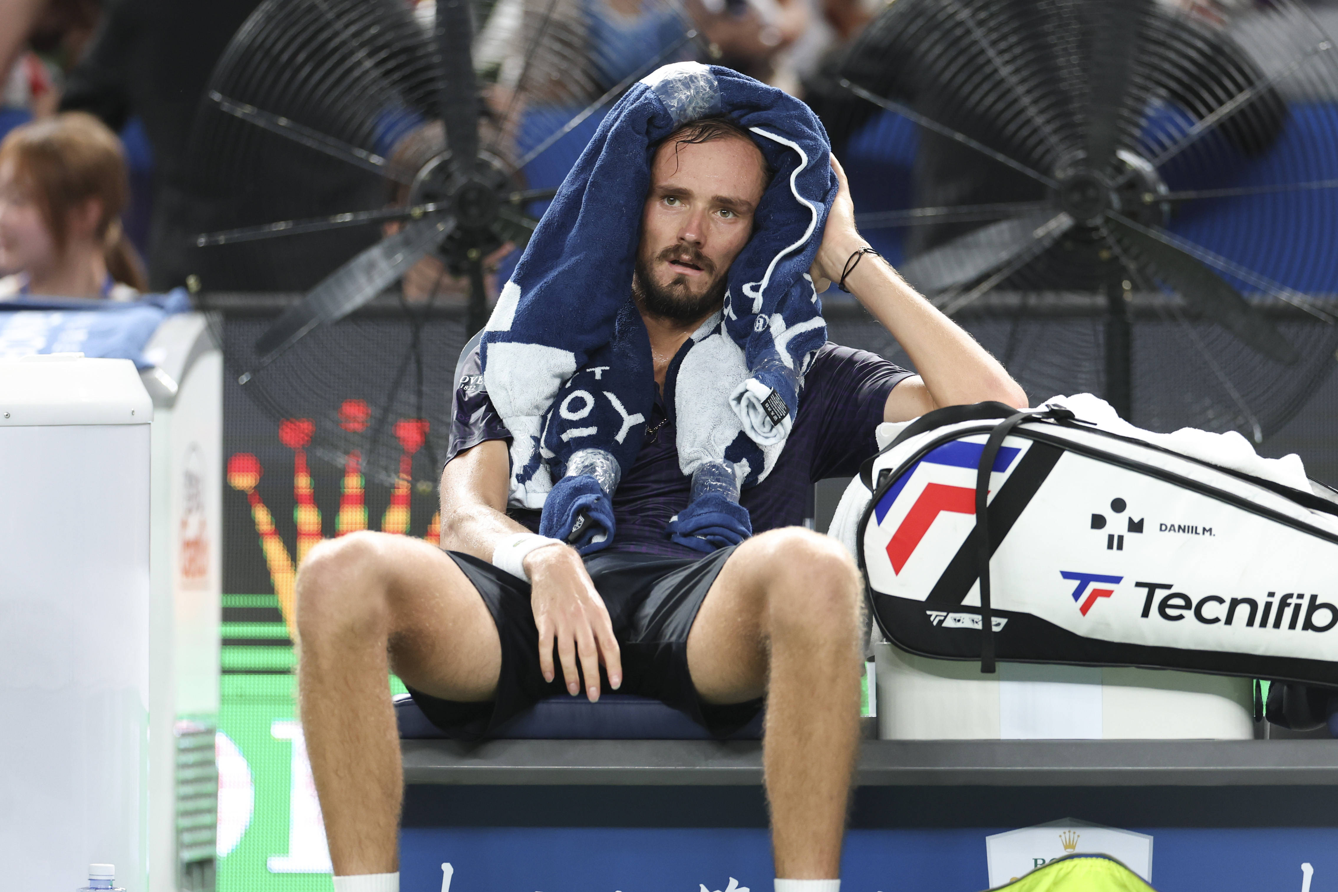 西班牙网球队横扫英国网球队，梅德韦杰夫高光表现的简单介绍