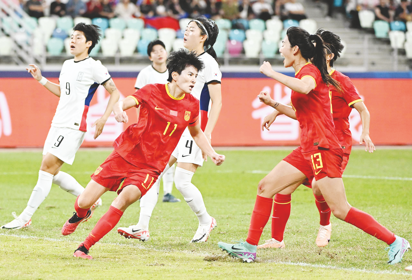 包含女子足球界，球队激烈争夺胜利的词条