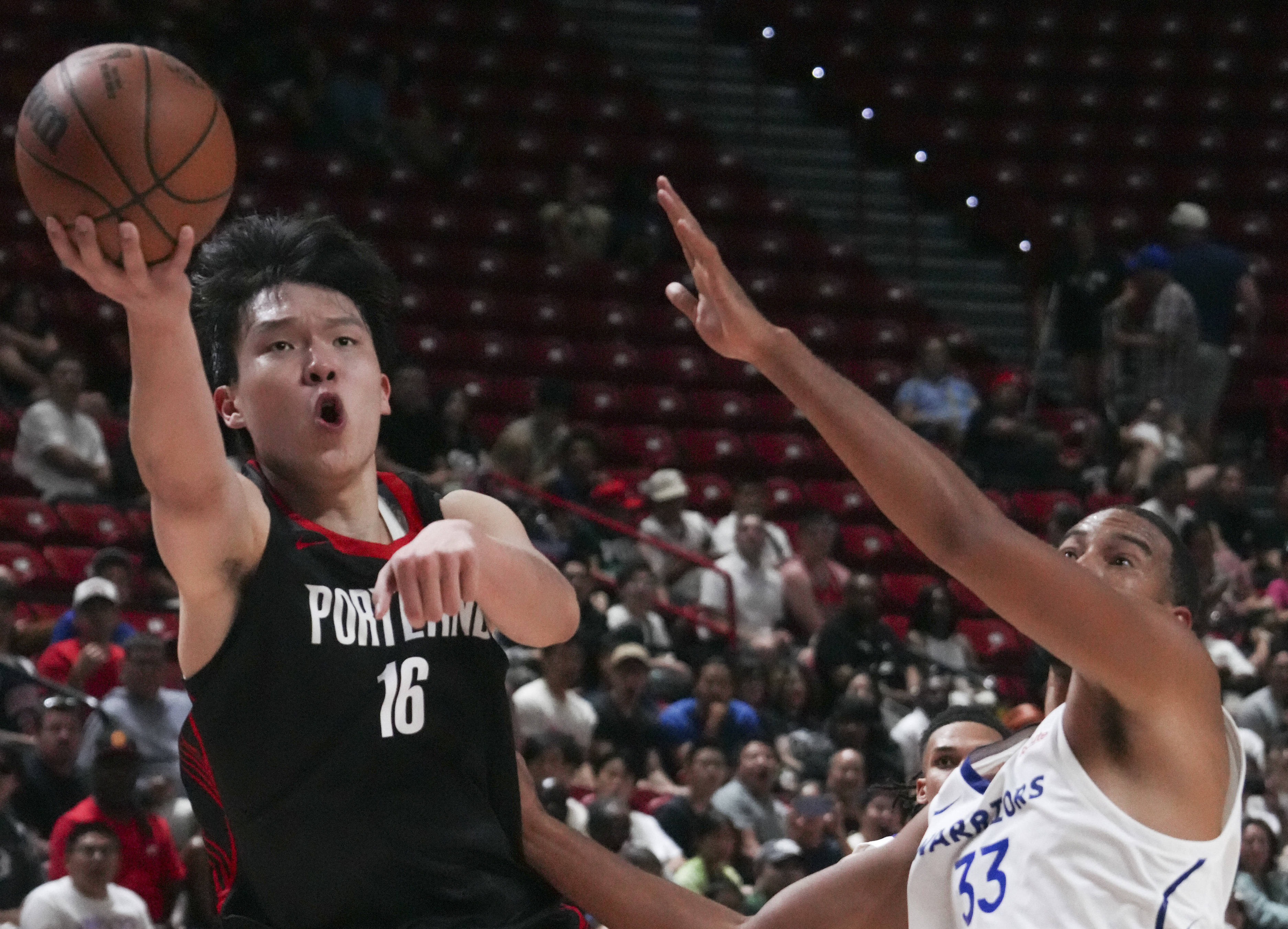 灰熊横扫江苏队,詹姆斯点燃赛场 灰熊横扫江苏队,詹姆斯点燃赛场