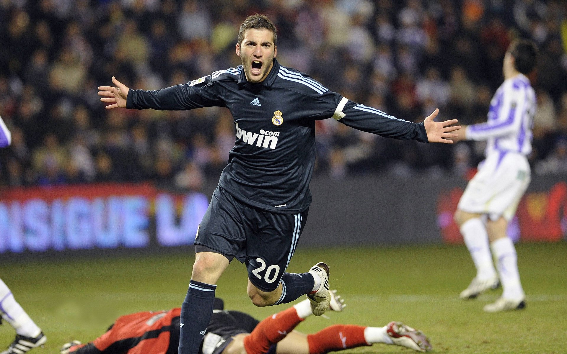 上海风暴席卷萨城，西亚卡姆关键一击，书写CBA外援新传奇