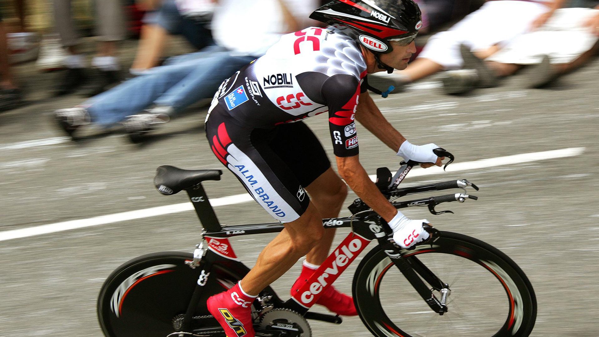 赛道上的逆袭，红牛二队横扫法拉利，阿隆索点燃赛场